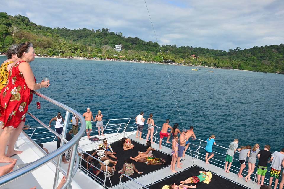 Catamaran Tour, Things to do in Manuel Antonio, Costa Rica – Costa Rica Tours